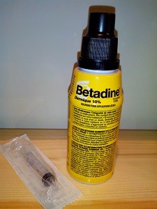 Diluer la Bétadine dans de l'eau ou du sérum physiologique et appliquez dans la plaie à l'aide d'une seringue (sans aiguille).